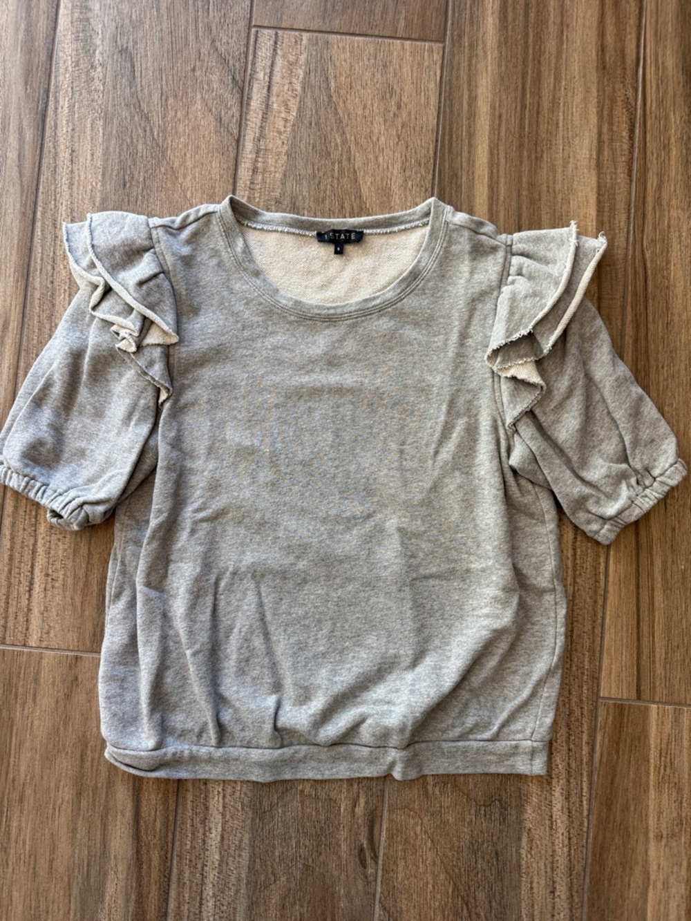 1 STATE Heather Gray Ruffle Sleeve Short Sleeve Sweatshirt. Women’s Small